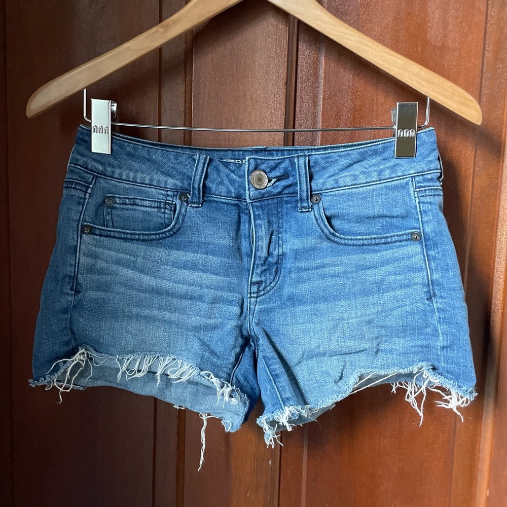American Eagle women’s size 4 denim shortie shorts